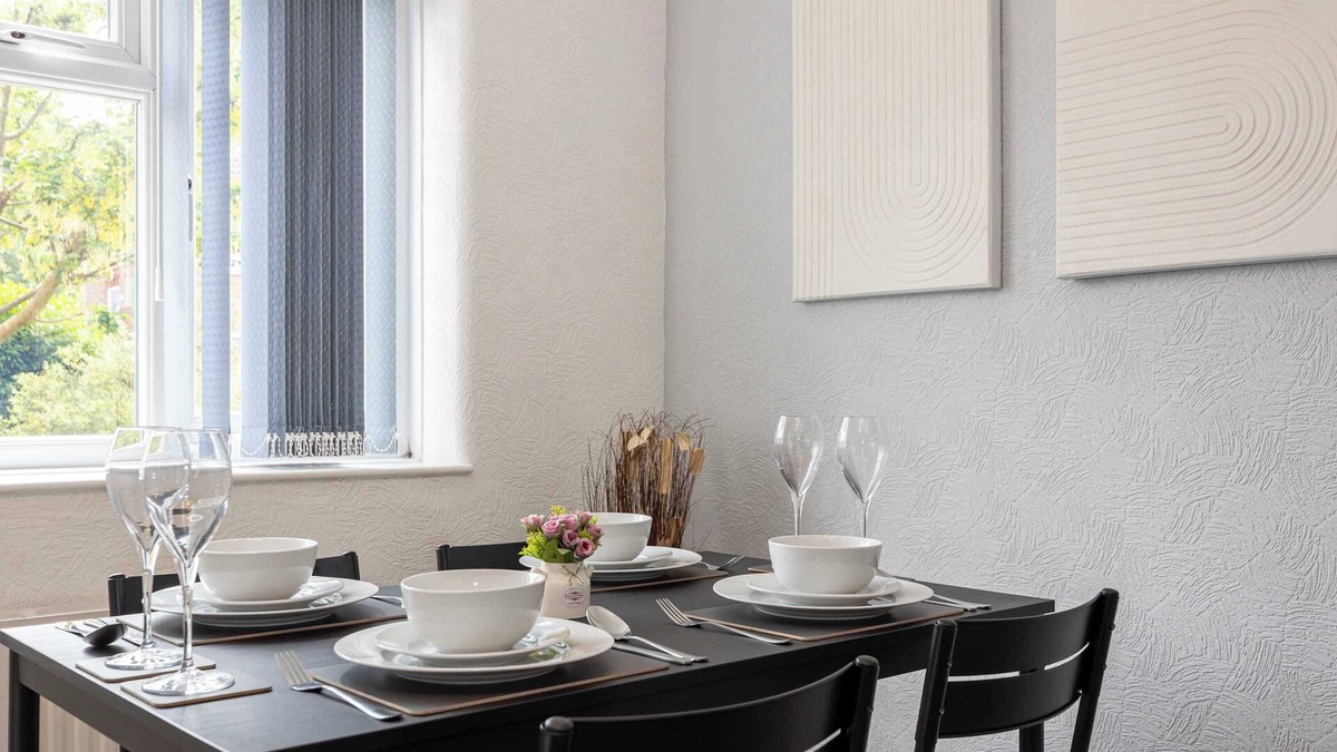 Huyton Apartment | Stylish House with Garden in Liverpool