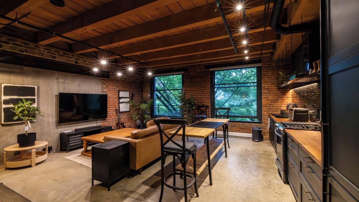 Crosstown Apartment | Stylish Industrial Loft Historic Gastown