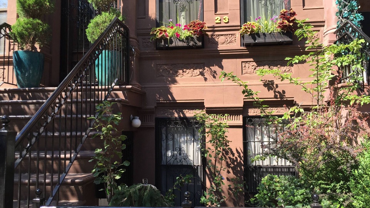 East Harlem Apartment | Stylish, Inviting Garden Brownstone Studio, Close to Subway!