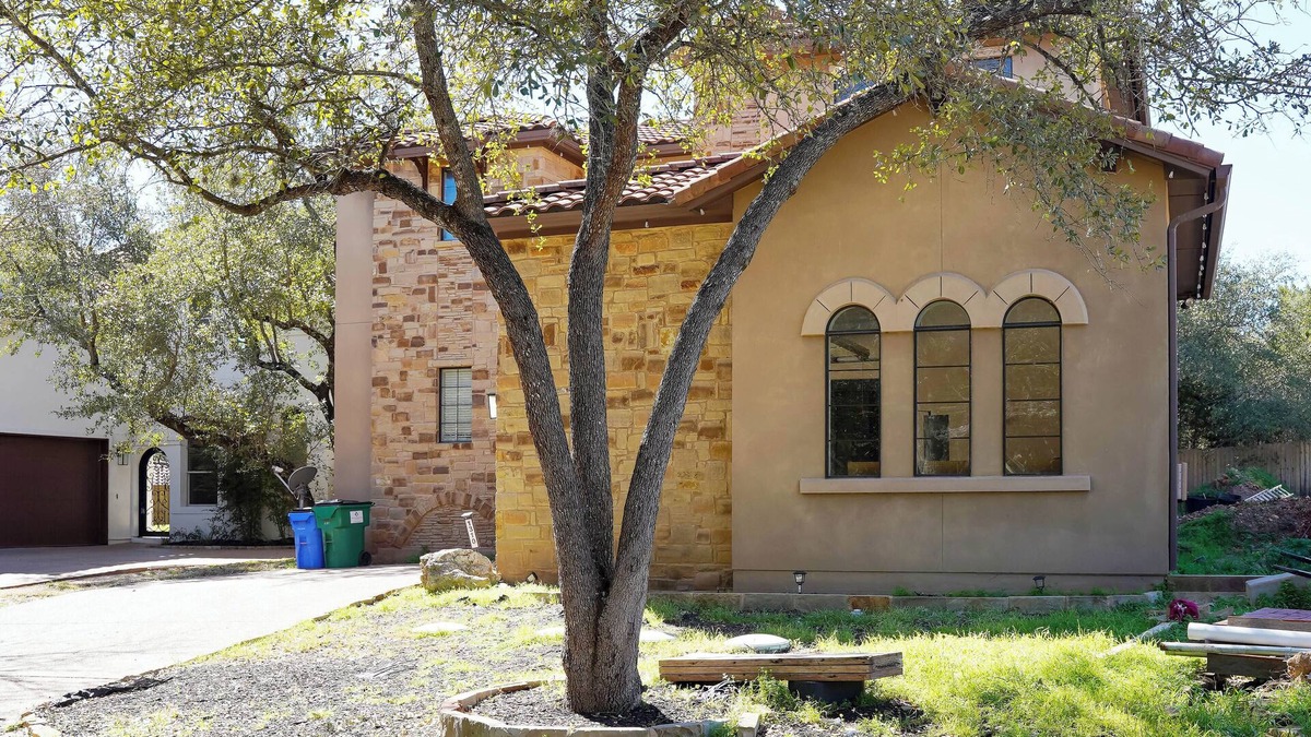 Lakeland Park Cottage | Stylish Lake Austin Retreat w/EV Charger!