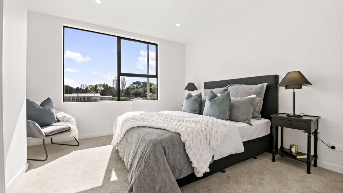 Takapuna House | Stylish Lake Retreat with Massage Chair & Garden