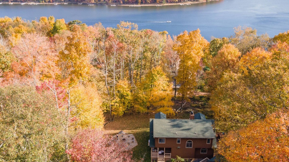 Mountainside House | Stylish Lakeview Cabin w/Pool Table & Hot Tub