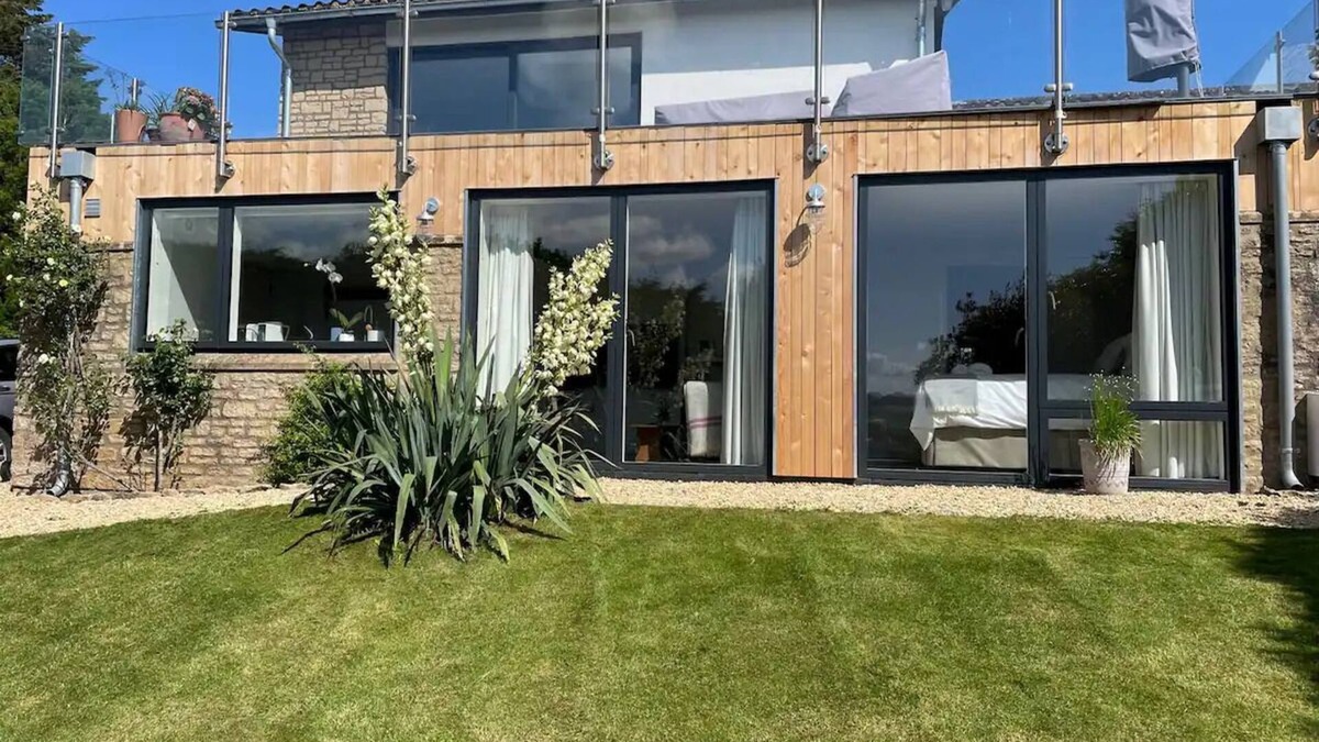 Box House | Stylish, light and airy property with wonderful views and garden.