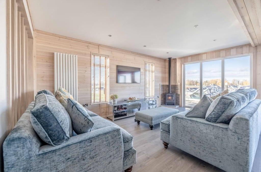 Windsor House | Stylish Lodge At Windsor Racecourse Marina