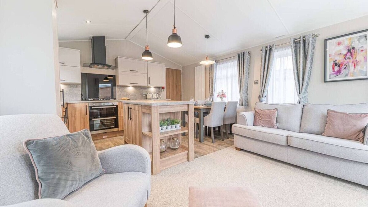 South Lakeland Leisure Village Ski Chalet | Stylish Lodge on popular holiday park, easy access to Lakes and Dales and free parking