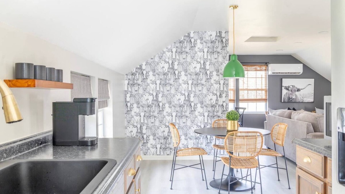 La Grange Apartment | Stylish Loft for 2-3 Near Downtown | 15 min from Round Top | The Otis