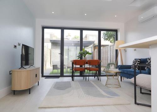 Lea Bridge Apartment | Stylish London Flat with Garden, Close to City