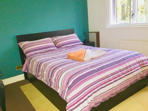 Finchley Church End House | Stylish London Living with Free Parking in Super Host 5 Star Home