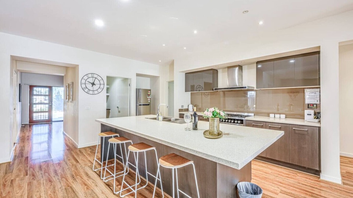 Point Cook House | Stylish Luxe House for Big Group at Point Cook