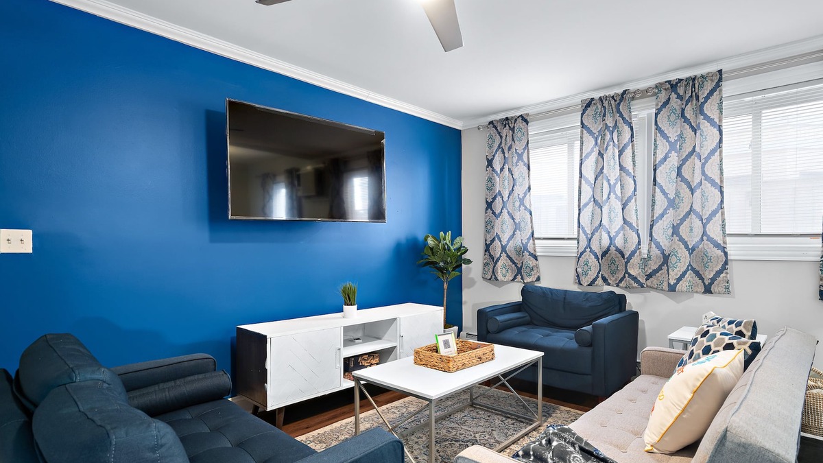 Oak Park Apartment | Stylish Luxe King bed w/Free Parkng near DT Oak Pk