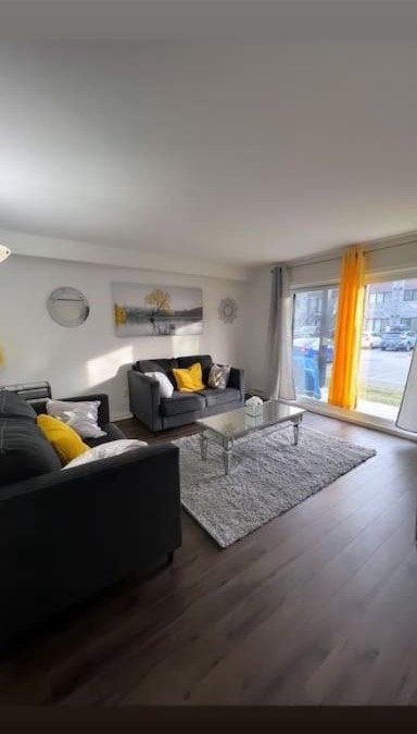 Aylmer Apartment | Stylish Luxe Space w Free Parkx
