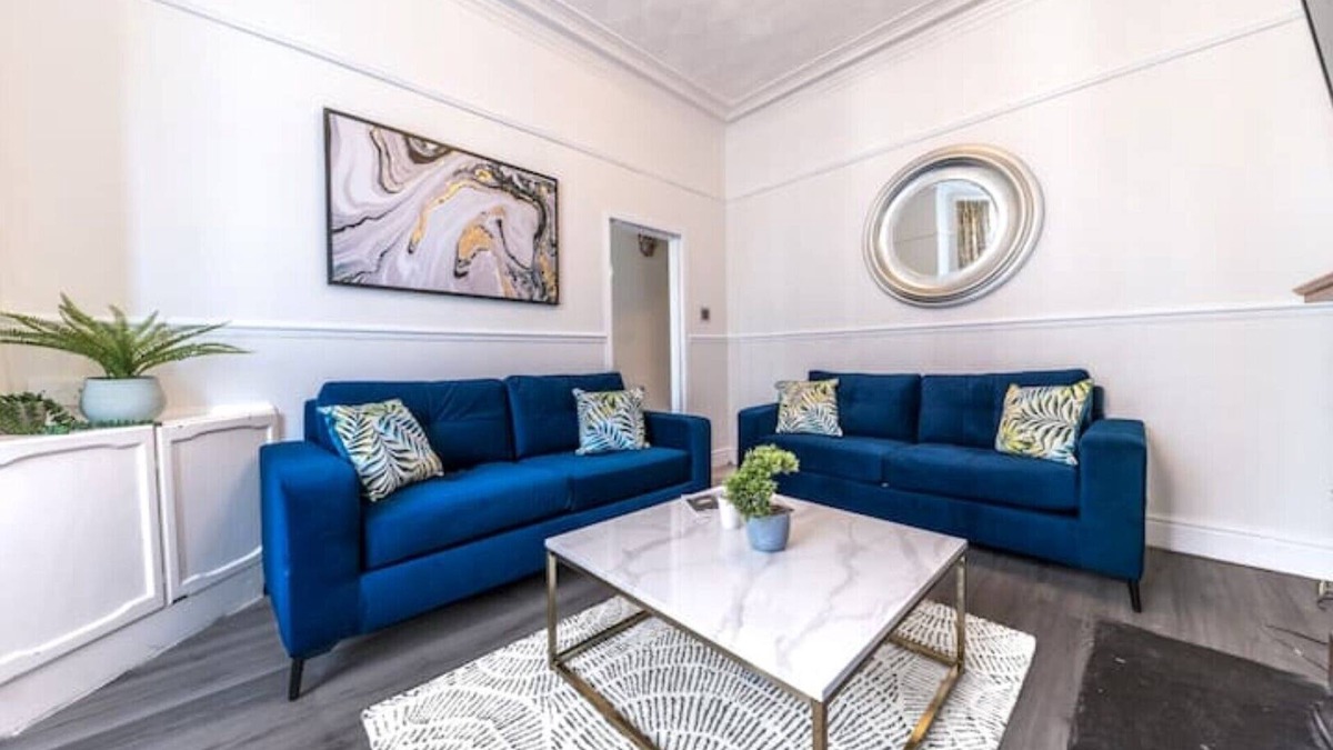 Barrow-in-Furness House | Stylish Luxury Large 4BR KingBed