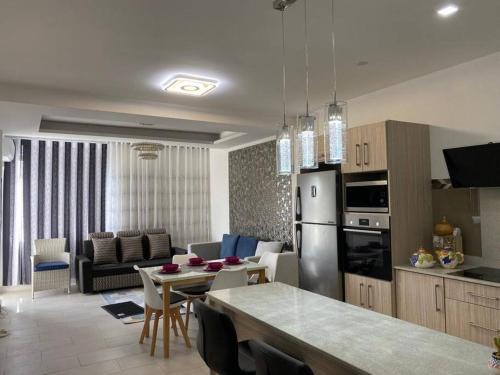 Candos Apartment | Stylish & Luxury 2-bed parkside apart with pool