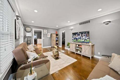 Birmingham House | Stylish Luxury 3bd home in Downtown Birmingham