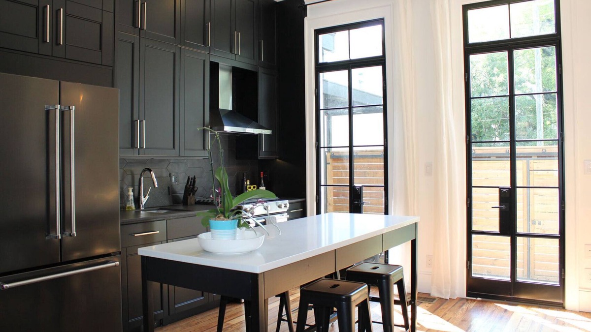 Historic Downtown Savannah House | Stylish Luxury Townhome w/Private Courtyard! Free Parking! 2 Master Suites! Wifi