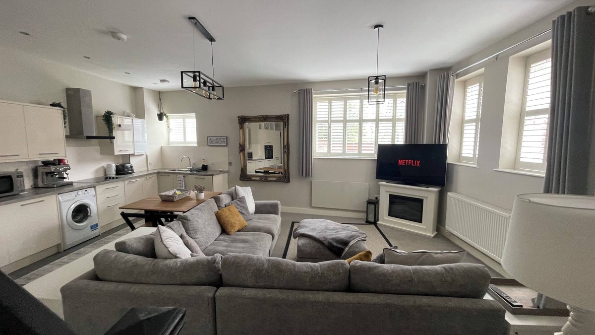 Trafford House | Stylish mews house in central Altrincham Centre