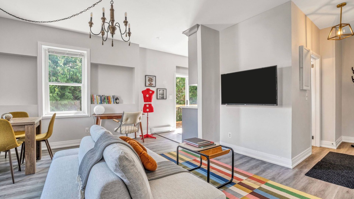 Peterborough Apartment | Stylish Mid-Century Stay, 5 Mins to Hospital