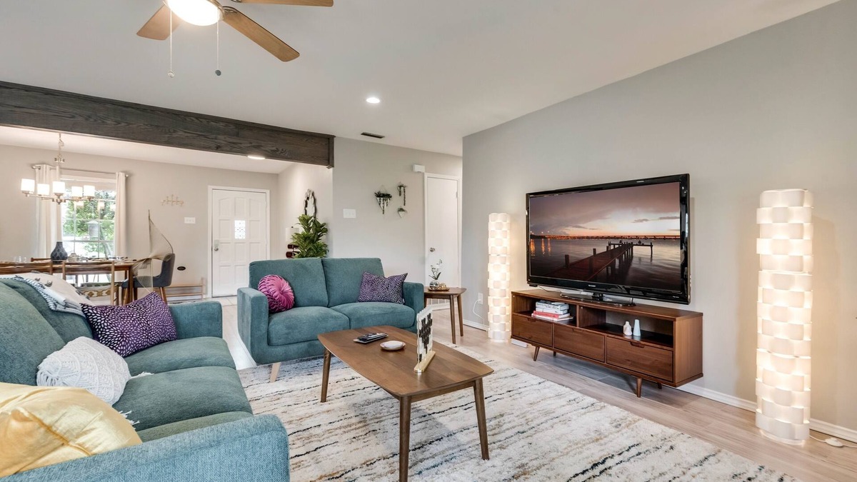Heath House | Stylish Mid Century Modern Home @ Lake Ray Hubbard