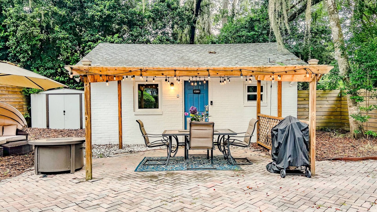 Gainesville Apartment | Stylish Mid-Century Modern Private Studio Blocks from UF and Stadium!