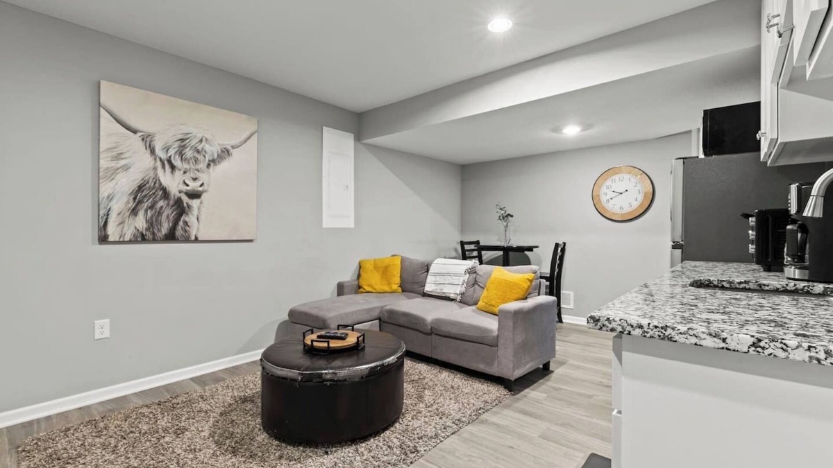 Grandview House | Stylish MidModern 1 Bed Apartment - Lower Level/Private Entrance