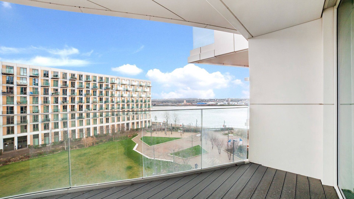 Royal Docks Apartment | Stylish, Modern 2 Bed/2Bath next to Canary Wharf and City Airport!