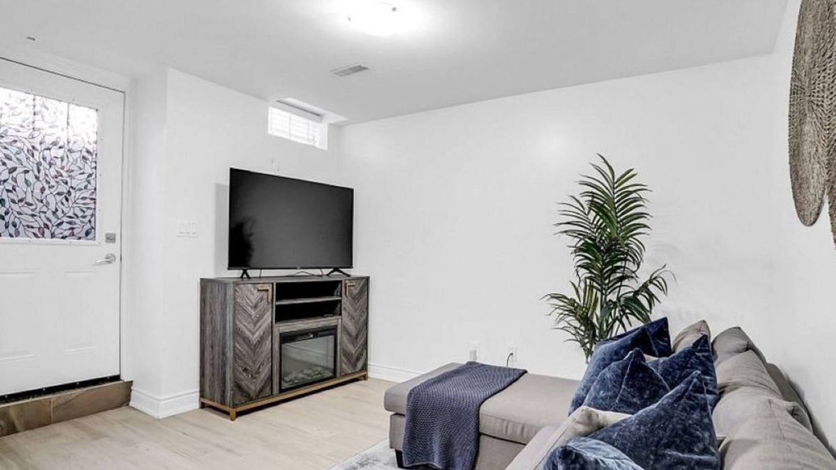 Brampton House | Stylish Modern 2-bedroom Suite