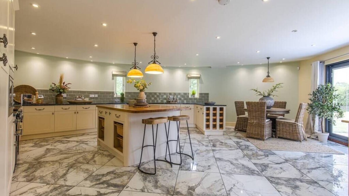 Hethel House | Stylish, modern 5bed Farmhouse w/garden & parking