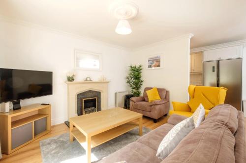 Galway City Centre Apartment | STYLISH & MODERN 6-Bed City Townhouse w/Parking