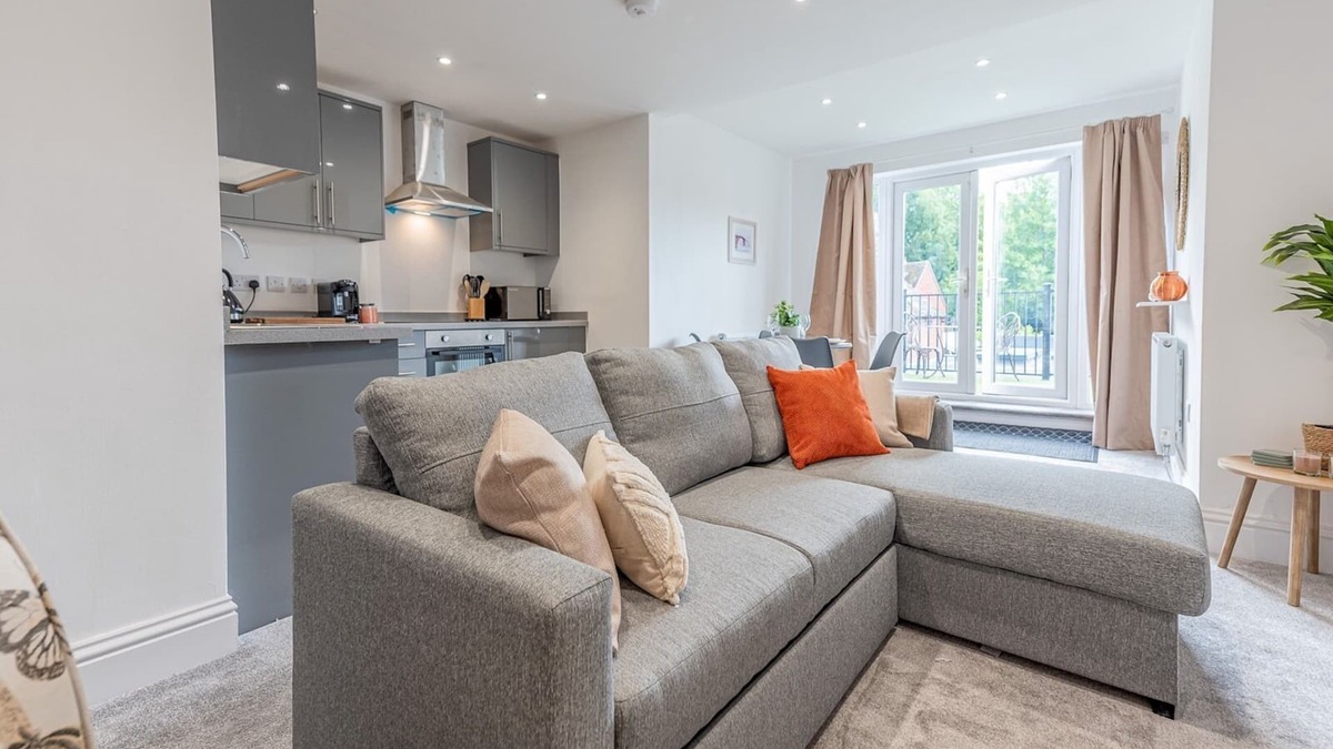 Madeley Apartment | Stylish Modern Apt with Terrace | Pass The Keys