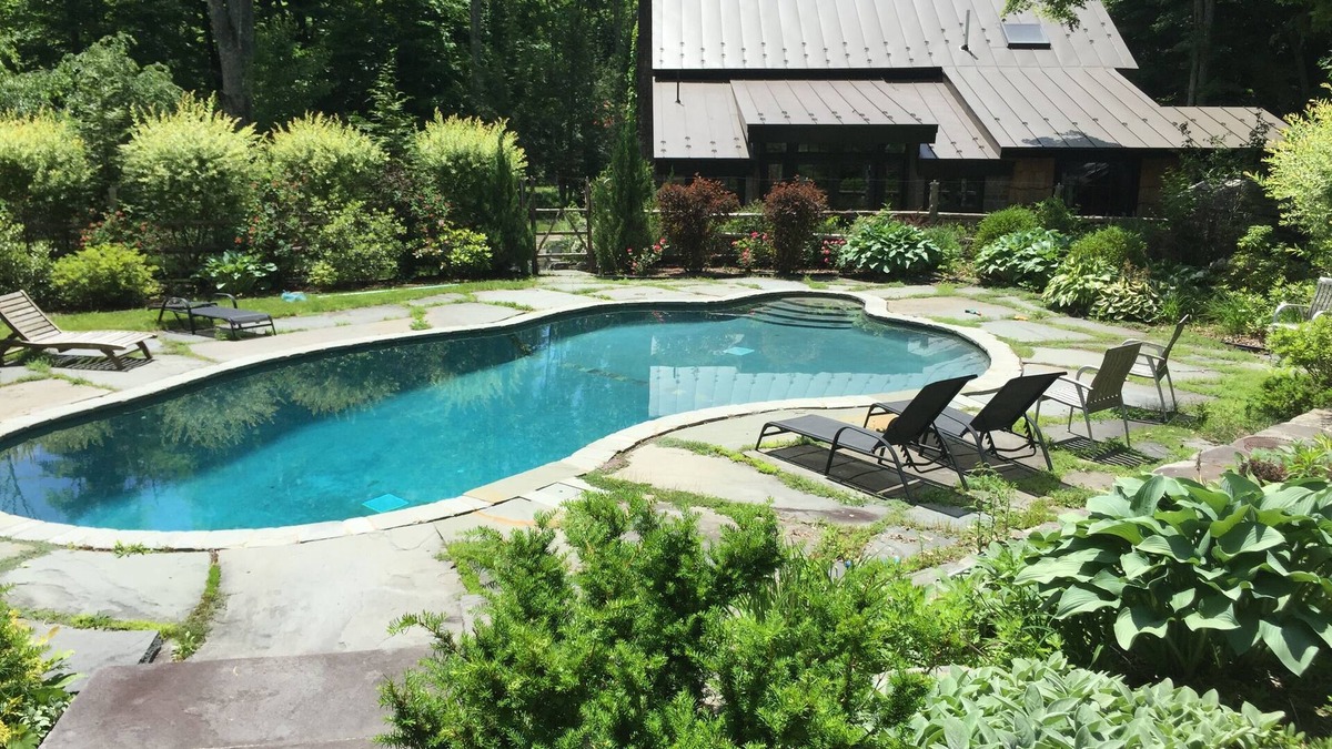 Lake Hill House | Stylish, modern barn with chef’s kitchen, heated pool, privacy