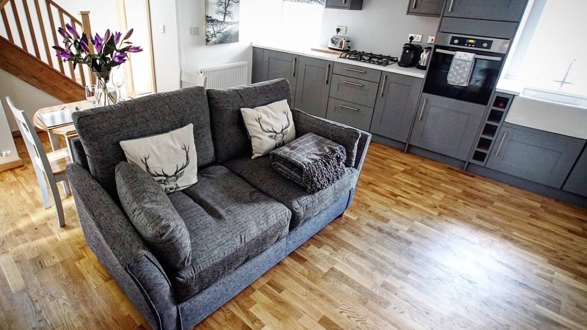 Kinross Cottage | Stylish, modern cottage sleeps 4 with private hot tub. 45 mins from Edinburgh.
