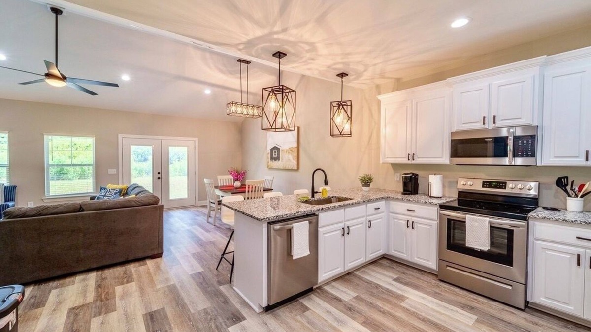 Dothan House | Stylish & Modern Dothan Getaway Mins to Downtown!