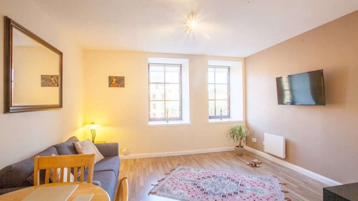 East End Apartment | Stylish, Modern flat in Merchant city!