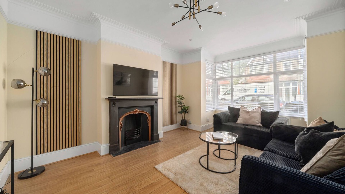 Bensham Manor House | Stylish Modern 3 Bedroom Home in London with a Garden