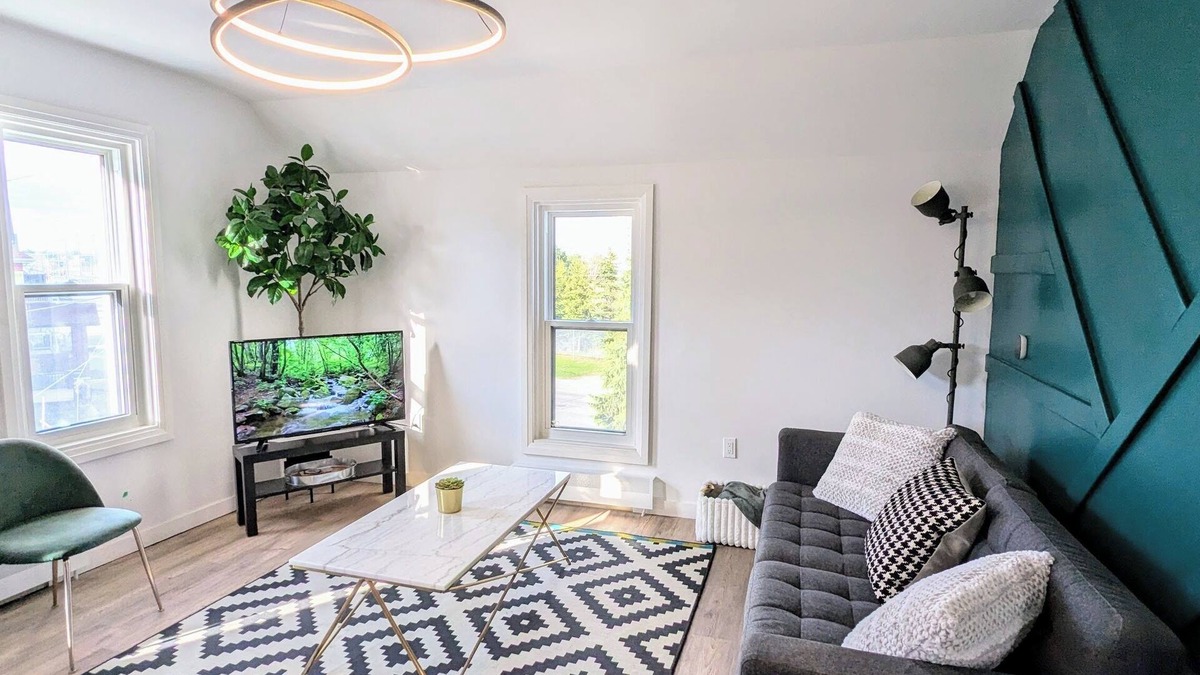 Barrie Apartment | Stylish & Modern House ♥ Walking distance to Barrie Beach!