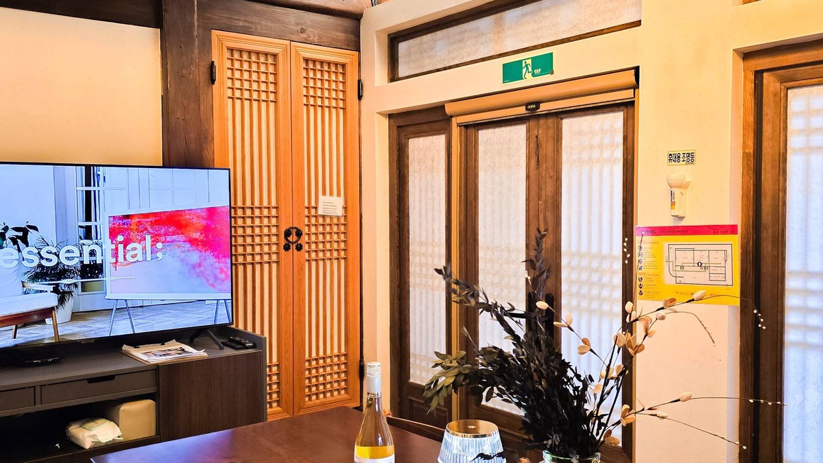 Hwanghak-tong Villa | Stylish & mordern korean Hanok 1minute away from Dongmyo St.
