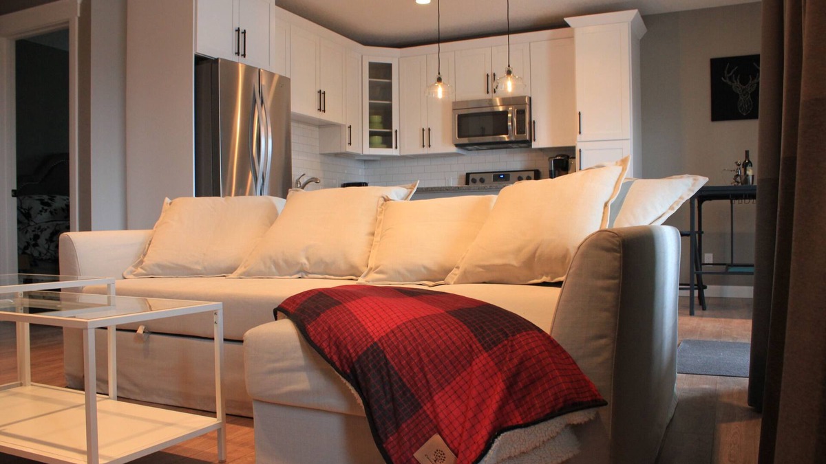 Cochrane House | Stylish Mountain View - Cozy Canadiana Pet Friendly