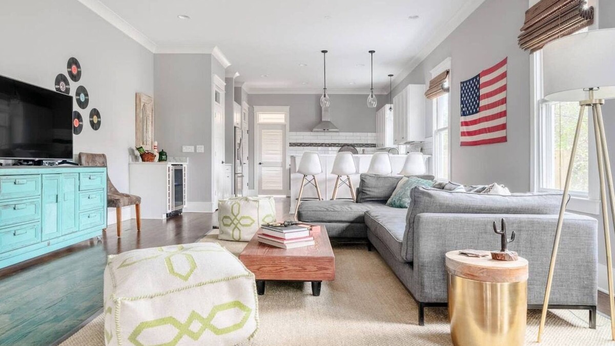 Eastwood House | Stylish Nashville Retreat for 10
