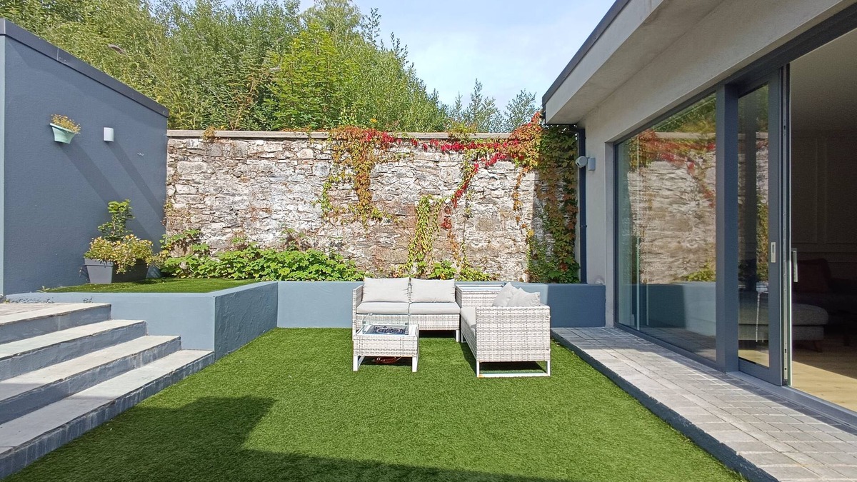 Donegal House | Stylish & New| In Heart of Town | Garden & Firepit