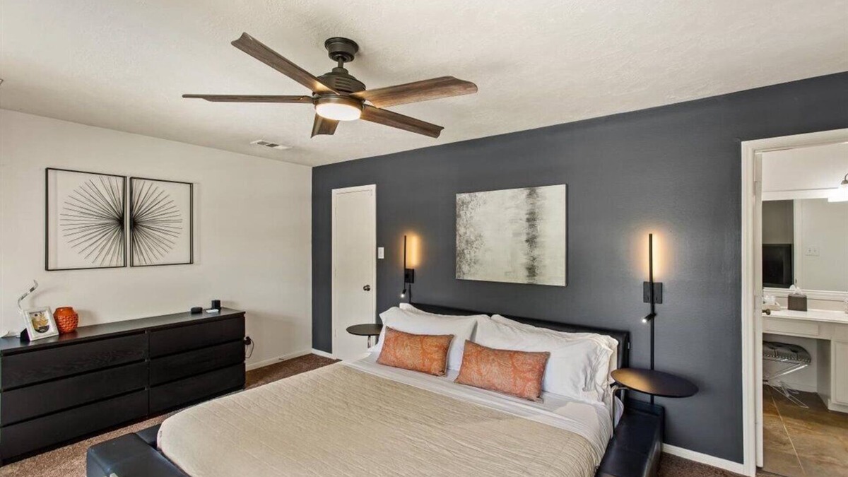 Houston House | Stylish North Houston 4 bedroom⭐️ Sleeps 8, pool table, BBQ, fire pit
