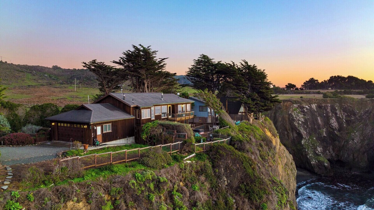 Philo House | Stylish Oceanfront Home with Stunning Bluff Views, Deck & Balcony - Near Beach