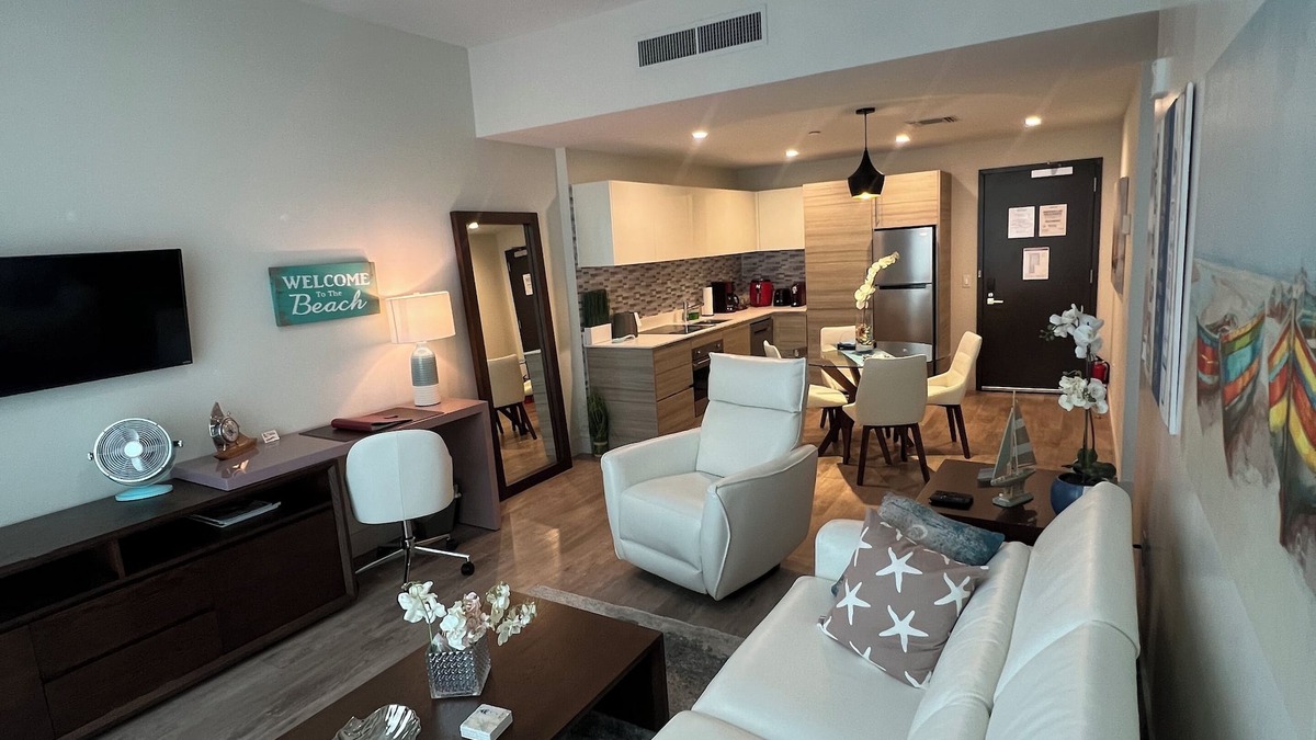 Hollywood Lakes Condo | Stylish Oceanview apartment in Hollywood Beach + 2 free bikes