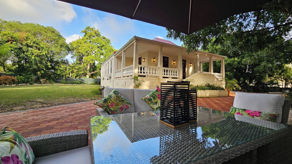 Welches Villa | Stylish Oistins Villa: 2BR, A/C, Full Kitchen, Gated Property, Spacious Garden.