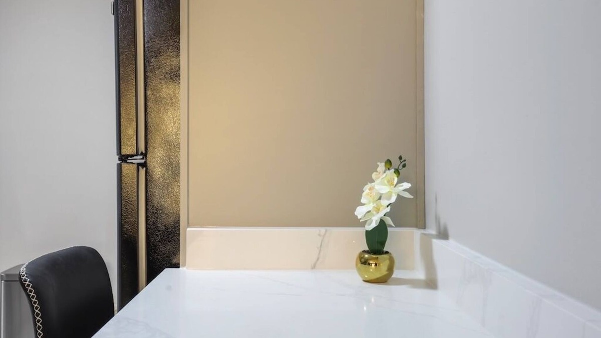Franklin Park Apartment | Stylish & Peaceful Haven - 10mins to O'Hare Airport!