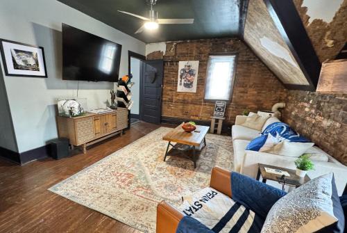 Bellefonte Apartment | Stylish, Penn State-Themed Historic Getaway 2 Blocks from Waterfront