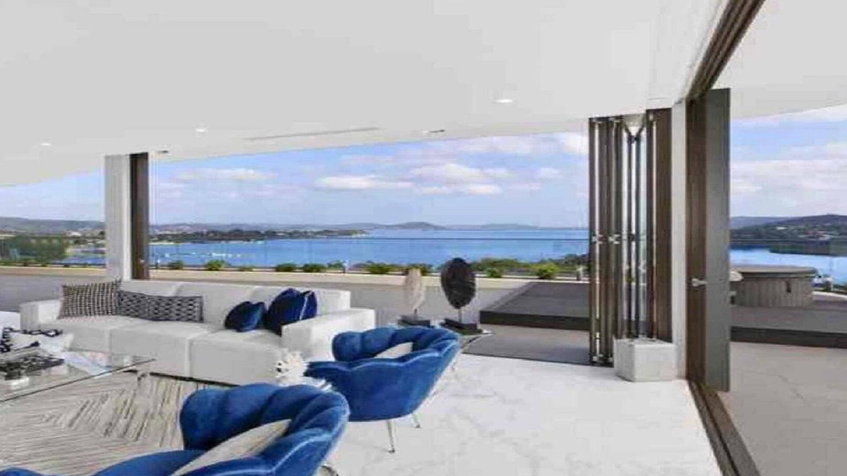 Gosford House | Stylish Penthouse with Views & Jacuzzi
