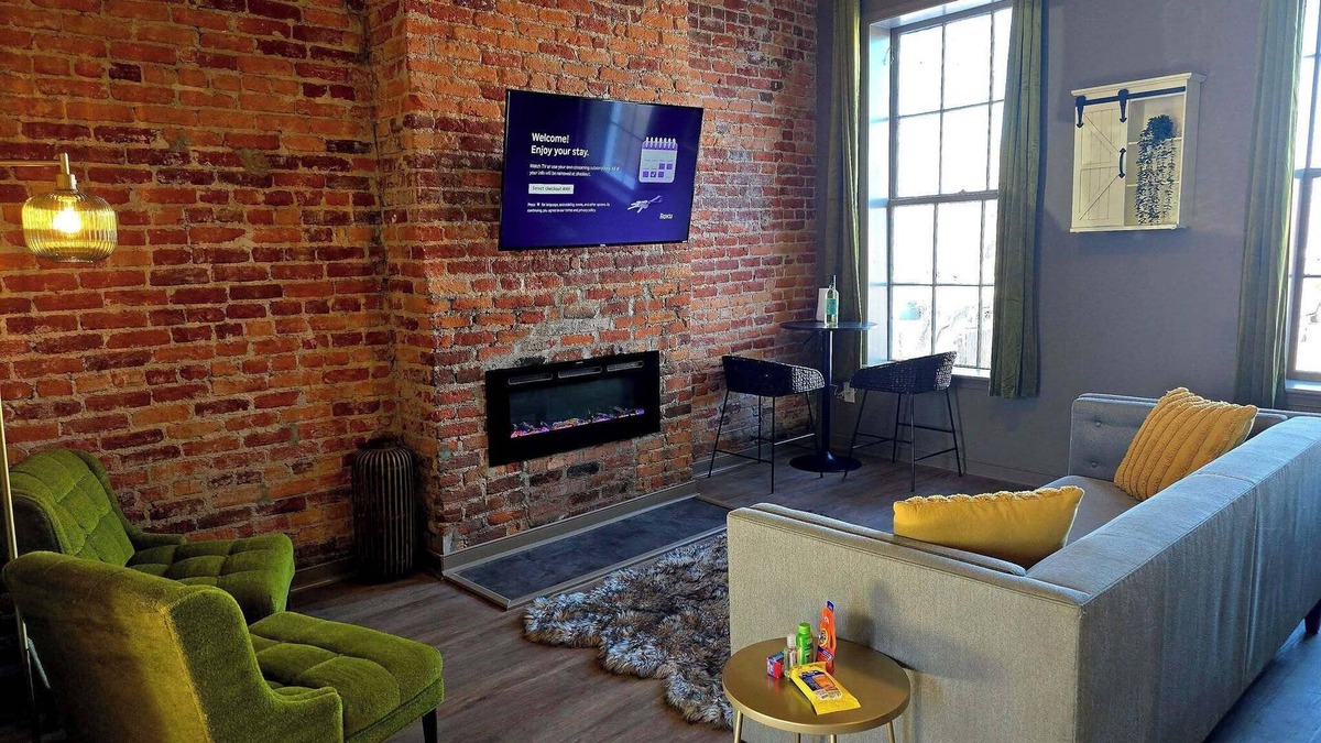 Petersburg Apartment | Stylish Pet-Friendly 1BR Studio with fenced in back yard, private parking, WIFI