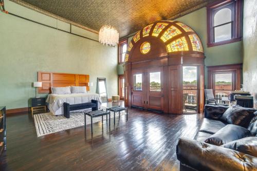 Marshall Apartment | Stylish Private Balcony Downtown Marshall Studio!