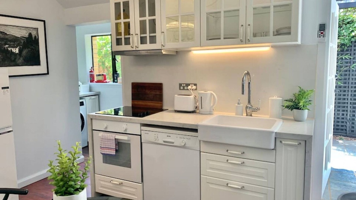 Brighton Apartment | Stylish Private Studio for 2★Close to Beach★Free WiFi★Netflix★Parking