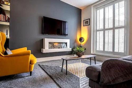 Shrewsbury Apartment | Stylish Quiet Town Apartment with Parking WEEKLY and MONTHLY Let at Reduced Rates
